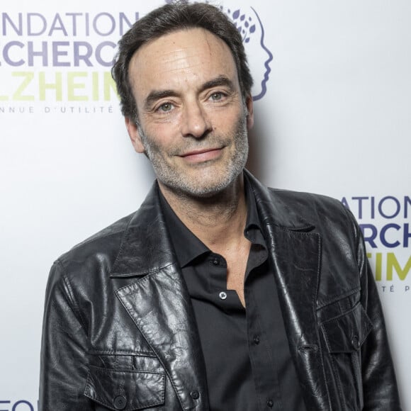 Anthony Delon au photocall du concert du gala des 20 ans de la fondation Recherche Alzheimer "2 générations chantent pour la 3ème" à l'Olympia à Paris le 18 mars 2024. © Cyril Moreau / Bestimage