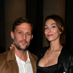 Nicolas Duvauchelle a de beaux projets avec sa fiancée Chloé Roy et ses enfants
Exclusif - Nicolas Duvauchelle et sa fiancée Chloé Roy - Front row lors du défilé Etam Live Show dans les jardins des Archives Nationales lors de la fashion week printemps/été © Agence. Bestimage