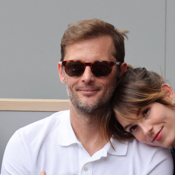 Nicolas Duvauchelle et sa compagne Chloé Roy dans les tribunes lors des Internationaux de France de Tennis de Roland Garros 2022. Paris, le 5 juin 2022. © Dominique Jacovides/Bestimage