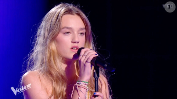 Malheureusement pour l'adolescente...Rien ne s'est passé comme prévu ! Happée par le stress, cette dernière a fait une crise de panique.
Ella - sur le plateau de The Voice (TF1)