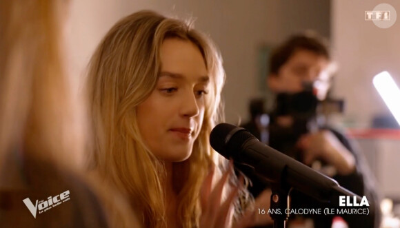 Ella - sur le plateau de The Voice (TF1).