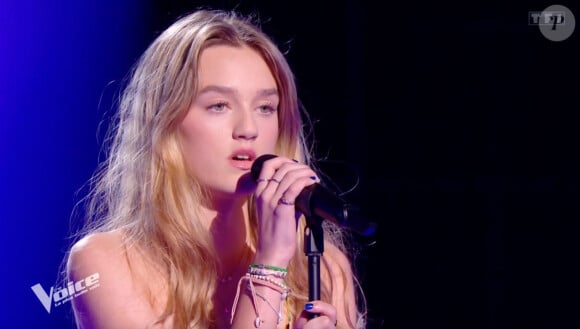 La candidate Ella âgée de16 ans, lors des dernières auditions à l'aveugle de The Voice.