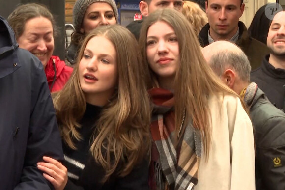 Et leurs filles étaient en toute simplicité. 
Le roi Felipe VI, la reine Letizia, la princesse des Asturies et l'infante Sofia d'Espagne assistent à une procession de la Semaine Sainte à Madrid, Espagne, le 30 mars 2024. Cette semaine de Pâques coïncide avec le retour au pays de l'infante Sofia scolarisée au Pays de Galles. © EuropaPress/Bestimage 