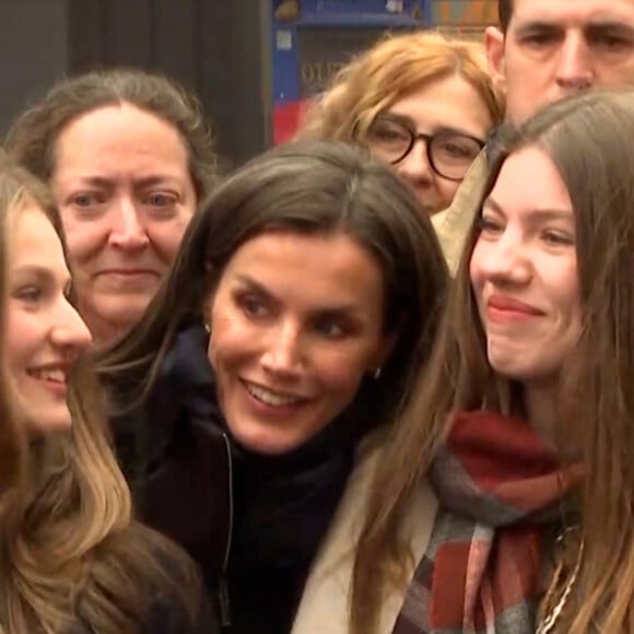 En tout cas, ils semblaient ravis de s'être retrouvés ! 
Le roi Felipe VI, la reine Letizia, la princesse des Asturies et l'infante Sofia d'Espagne assistent à une procession de la Semaine Sainte à Madrid, Espagne, le 30 mars 2024. Cette semaine de Pâques coïncide avec le retour au pays de l'infante Sofia scolarisée au Pays de Galles. © EuropaPress/Bestimage 