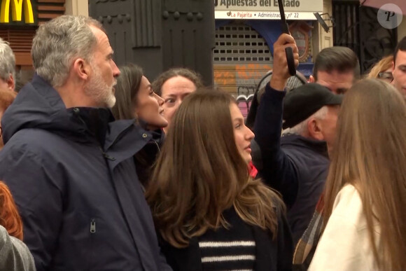 Le roi Felipe VI, la reine Letizia, la princesse des Asturies et l'infante Sofia d'Espagne assistent à une procession de la Semaine Sainte à Madrid, Espagne, le 30 mars 2024. Cette semaine de Pâques coïncide avec le retour au pays de l'infante Sofia scolarisée au Pays de Galles. © EuropaPress/Bestimage 