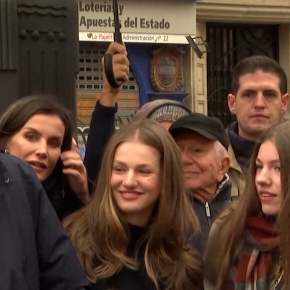 Le roi Felipe VI, la reine Letizia, la princesse des Asturies et l'infante Sofia d'Espagne assistent à une procession de la Semaine Sainte à Madrid, Espagne, le 30 mars 2024. Cette semaine de Pâques coïncide avec le retour au pays de l'infante Sofia scolarisée au Pays de Galles. © EuropaPress/Bestimage 