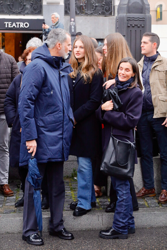 Le roi Felipe VI, la reine Letizia, la princesse des Asturies et l'infante Sofia d'Espagne assistent à une procession de la Semaine Sainte à Madrid, Espagne, le 30 mars 2024. Cette semaine de Pâques coïncide avec le retour au pays de l'infante Sofia scolarisée au Pays de Galles. © Dana Press/Bestimage