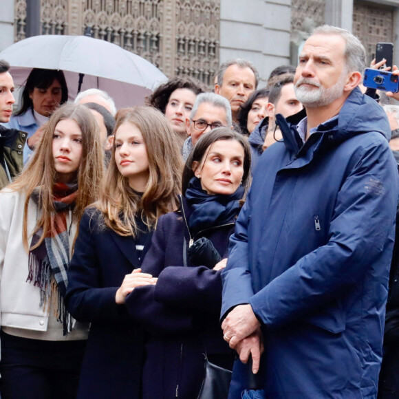 Felipe VI et Letizia étaient avec leurs filles pour le samedi saint. 
Le roi Felipe VI, la reine Letizia, la princesse des Asturies et l'infante Sofia d'Espagne assistent à une procession de la Semaine Sainte à Madrid, Espagne. Cette semaine de Pâques coïncide avec le retour au pays de l'infante Sofia scolarisée au Pays de Galles. © Dana Press/Bestimage