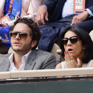 Qui officie sur l'antenne de France Inter.
Florence Foresti et son compagnon Alexandre Kominek - People dans les tribunes lors des Internationaux de France de Tennis de Roland Garros 2022 à Paris le 29 mai 2022. © Cyril Moreau/Bestimage 