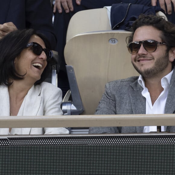 Florence Foresti et son compagnon Alexandre Kominek - People dans les tribunes lors des Internationaux de France de Tennis de Roland Garros 2022 à Paris le 29 mai 2022. © Cyril Moreau/Bestimage