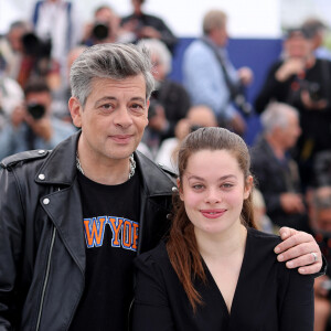Malgré tout, Benjamin Biolay garde une addiction tenace
 
Benjamin Biolay et sa fille Anna Biolay au photocall de "Rosalie" lors du 76ème Festival International du Film de Cannes, le 18 mai 2023. © Jacovides/Moreau/Bestimage