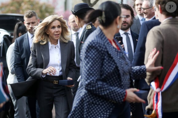 Brigitte Macron lors de la visite de l'Institut médico-éducatif Léonce Malécot, de l'association "Les Papillons Blancs de la Colline", à Saint-Cloud dans les Hauts-de-Seine dans le cadre de la Semaine Olympique et Paralympique 2024, le 3 avril 2024. © Stéphane Lemouton / Bestimage 