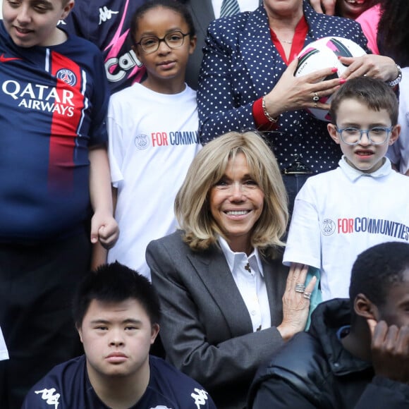 La Première dame était encore une fois très élégante lors de cette sortie en public
Brigitte Macron lors de la visite de l'Institut médico-éducatif Léonce Malécot, de l'association "Les Papillons Blancs de la Colline", à Saint-Cloud dans les Hauts-de-Seine dans le cadre de la Semaine Olympique et Paralympique 2024, le 3 avril 2024. © Stéphane Lemouton / Bestimage 