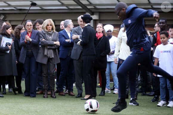 Fadila Khattabi, ministre chargée des Personnes âgées et des Personnes handicapées et Brigitte Macron lors de la visite de l'Institut médico-éducatif Léonce Malécot, de l'association "Les Papillons Blancs de la Colline", à Saint-Cloud dans les Hauts-de-Seine dans le cadre de la Semaine Olympique et Paralympique 2024, le 3 avril 2024. © Stéphane Lemouton / Bestimage 