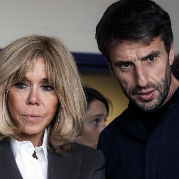 Un petit détail plutôt discret était présent sur le chemisier de Brigitte Macron
Tony Estanguet, président de Paris 2024 et Brigitte Macron lors de la visite de l'Institut médico-éducatif Léonce Malécot, de l'association "Les Papillons Blancs de la Colline", à Saint-Cloud dans les Hauts-de-Seine dans le cadre de la Semaine Olympique et Paralympique 2024, le 3 avril 2024. © Stéphane Lemouton / Bestimage 