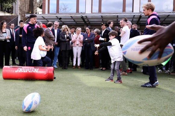 Brigitte Macron lors de la visite de l'Institut médico-éducatif Léonce Malécot, de l'association "Les Papillons Blancs de la Colline", à Saint-Cloud dans les Hauts-de-Seine dans le cadre de la Semaine Olympique et Paralympique 2024, le 3 avril 2024. © Stéphane Lemouton / Bestimage 