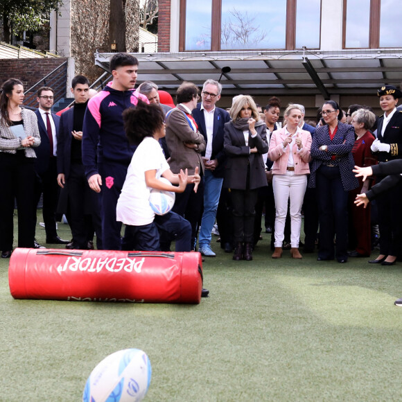 Brigitte Macron lors de la visite de l'Institut médico-éducatif Léonce Malécot, de l'association "Les Papillons Blancs de la Colline", à Saint-Cloud dans les Hauts-de-Seine dans le cadre de la Semaine Olympique et Paralympique 2024, le 3 avril 2024. © Stéphane Lemouton / Bestimage 