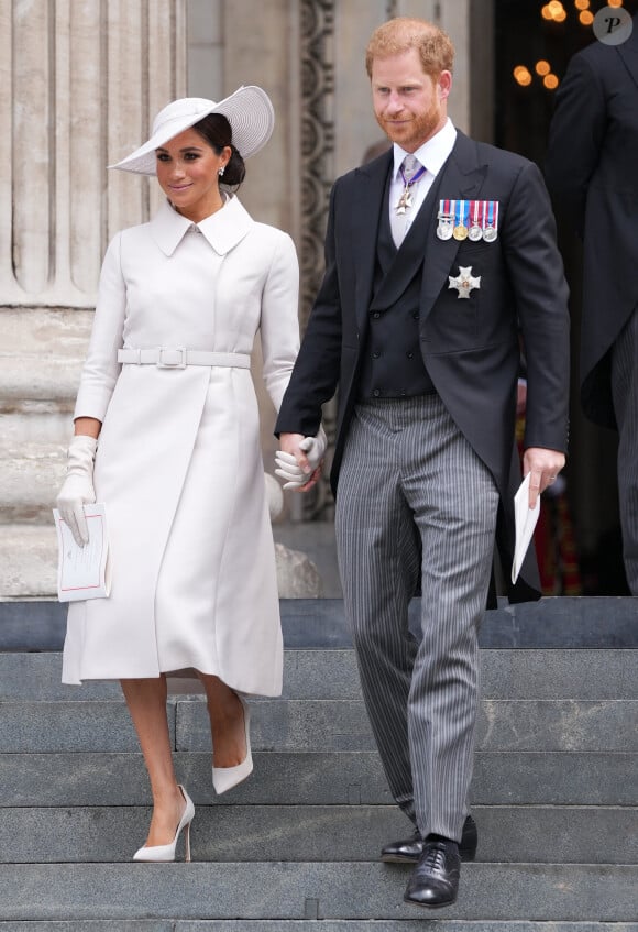 En tout cas, la duchesse aurait lancé une main tendue à sa belle-soeur.
Le prince Harry, duc de Sussex, et Meghan Markle, duchesse de Sussex - Les membres de la famille royale et les invités à la sortie de la messe du jubilé, célébrée à la cathédrale Saint-Paul de Londres, Royaume Uni, le 3 juin 2022. 