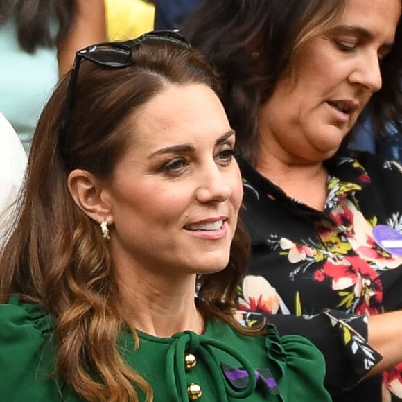 Catherine (Kate) Middleton, duchesse de Cambridge, Meghan Markle, duchesse de Sussex, sont dans les tribunes lors de la finale femme de Wimbledon "Serena Williams - Simona Halep (2/6 - 2/6) à Londres le 13 juillet 2019. © Chryslène Caillaud / Panoramic / Bestimage 