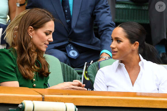 Catherine (Kate) Middleton, duchesse de Cambridge, Meghan Markle, duchesse de Sussex, sont dans les tribunes lors de la finale femme de Wimbledon "Serena Williams - Simona Halep (2/6 - 2/6) à Londres le 13 juillet 2019. © Chryslène Caillaud / Panoramic / Bestimage 