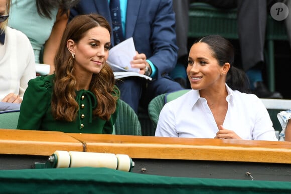 Catherine (Kate) Middleton, duchesse de Cambridge, Meghan Markle, duchesse de Sussex, sont dans les tribunes lors de la finale femme de Wimbledon "Serena Williams - Simona Halep (2/6 - 2/6) à Londres le 13 juillet 2019. © Chryslène Caillaud / Panoramic / Bestimage 