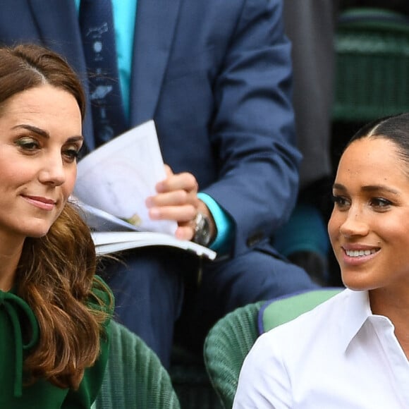 Catherine (Kate) Middleton, duchesse de Cambridge, Meghan Markle, duchesse de Sussex, sont dans les tribunes lors de la finale femme de Wimbledon "Serena Williams - Simona Halep (2/6 - 2/6) à Londres le 13 juillet 2019. © Chryslène Caillaud / Panoramic / Bestimage 