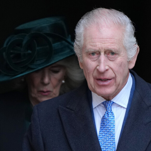 Une lueur d'espoir est néanmoins à souligner : celle qui a jusqu'à présent tout vu juste avait parlé d'un mois de juillet "plein de joie." L'annonce officielle de la guérison, peut-être... 
Le roi Charles III d'Angleterre et Camilla Parker Bowles, reine consort d'Angleterre - Les membres de la famille royale britannique arrivent à la chapelle Saint-George pour assister à la messe de Pâques. Windsor, le 31 mars 2024.