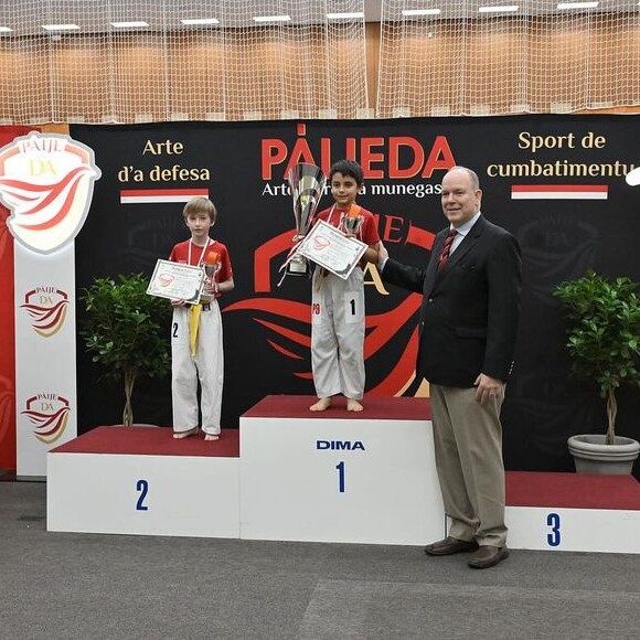 À l'occasion de la journée internationale du sport au service du développement et de la paix, Albert et Charlene de Monaco ont assisté à une démonstration d'un art martial monégasque avec leurs enfants