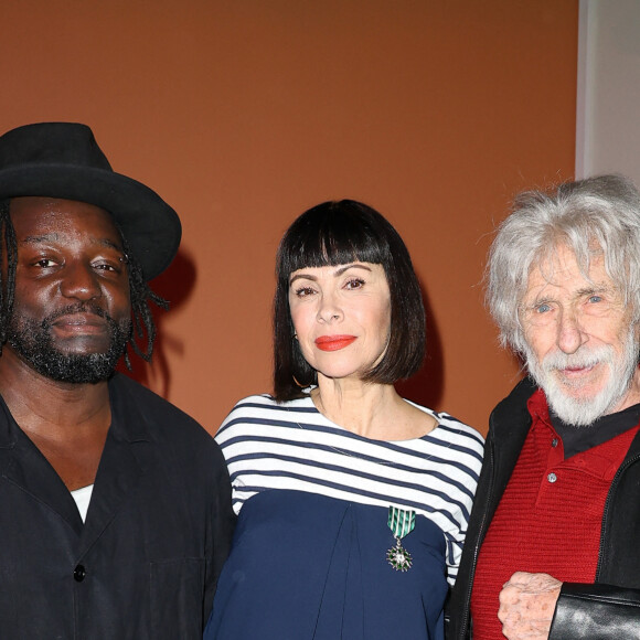 La comédienne a été chaleureusement applaudie par ses proches.
Exclusif - Mathilda May avec son mari Sly Johnson et Pierre Richard - Cérémonie de remise de l'insigne de Chevalière des Arts et des Lettres à Mathilda May au Théâtre du Rond-Point à Paris. Le 4 avril 2024. © Guirec Coadic / Bestimage