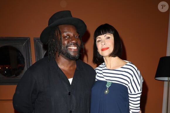 Elle était notamment accompagnée de son mari, le rappeur Sly Johnson.
Exclusif - Mathilda May et son mari Sly Johnson - Cérémonie de remise de l'insigne de Chevalière des Arts et des Lettres à Mathilda May au Théâtre du Rond-Point à Paris. Le 4 avril 2024. © Guirec Coadic / Bestimage