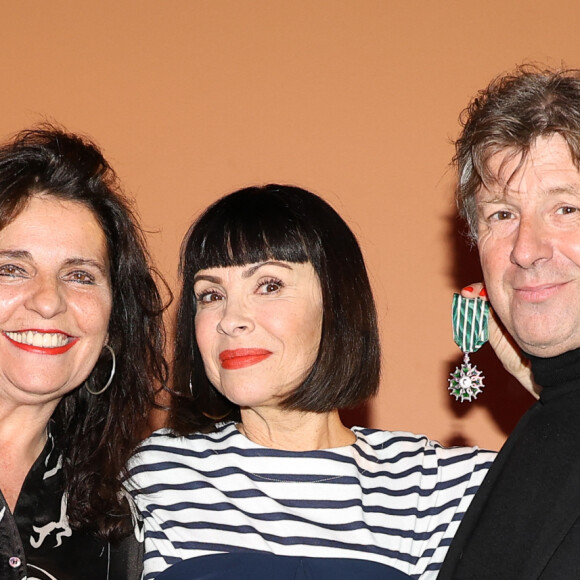 Exclusif - Laurence de Magalha (co-directrice du théâtre du Rond-Point), Mathilda May et Richard Caillat (Directeur du théâtre Marigny) - Cérémonie de remise de l'insigne de Chevalière des Arts et des Lettres à Mathilda May au Théâtre du Rond-Point à Paris. Le 4 avril 2024. © Guirec Coadic / Bestimage