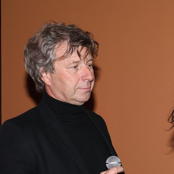 Exclusif - Richard Caillat (Directeur du théâtre Marigny), Laurence de Magalha (co-directrice du théâtre du Rond-Point) et Mathilda May - Cérémonie de remise de l'insigne de Chevalière des Arts et des Lettres à Mathilda May au Théâtre du Rond-Point à Paris. Le 4 avril 2024. © Guirec Coadic / Bestimage