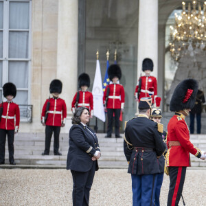 Emmanuel Macron - Les troupes britanniques se joignent aux gardes français lors d'une cérémonie spéciale au palais de l'Élysée pour célébrer 120 ans "d'entente cordiale" le 8 avril 2024. © Eliot Blondet / Pool / Bestimage