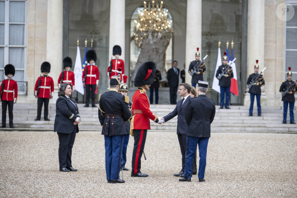 Emmanuel Macron - Les troupes britanniques se joignent aux gardes français lors d'une cérémonie spéciale au palais de l'Élysée pour célébrer 120 ans "d'entente cordiale" le 8 avril 2024. © Eliot Blondet / Pool / Bestimage