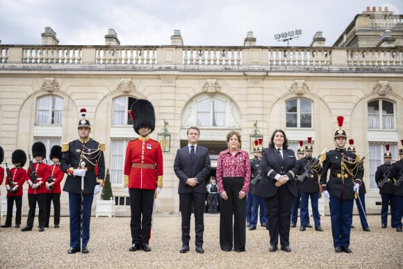 Emmanuel Macron - Les troupes britanniques se joignent aux gardes français lors d'une cérémonie spéciale au palais de l'Élysée pour célébrer 120 ans "d'entente cordiale" le 8 avril 2024. © Eliot Blondet / Pool / Bestimage