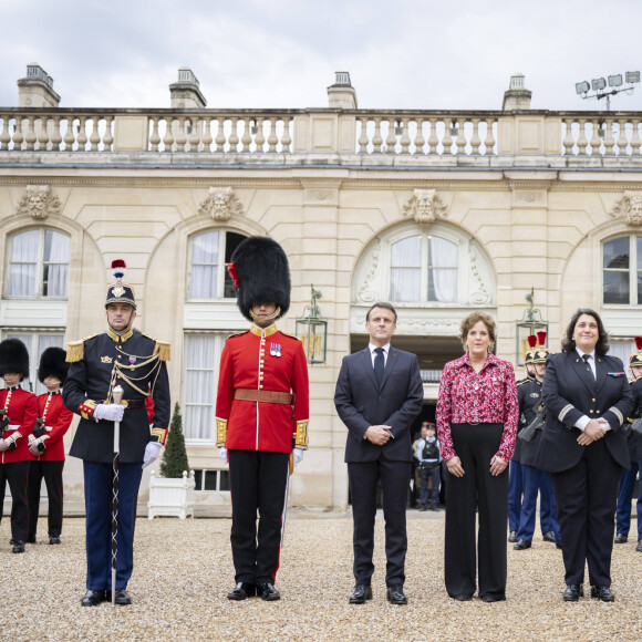 Emmanuel Macron - Les troupes britanniques se joignent aux gardes français lors d'une cérémonie spéciale au palais de l'Élysée pour célébrer 120 ans "d'entente cordiale" le 8 avril 2024. © Eliot Blondet / Pool / Bestimage