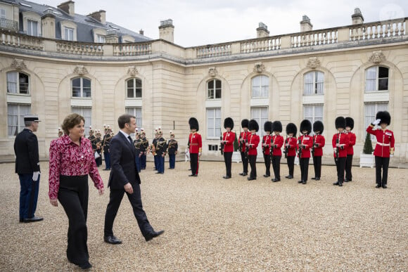 Emmanuel Macron - Les troupes britanniques se joignent aux gardes français lors d'une cérémonie spéciale au palais de l'Élysée pour célébrer 120 ans "d'entente cordiale" le 8 avril 2024. © Eliot Blondet / Pool / Bestimage