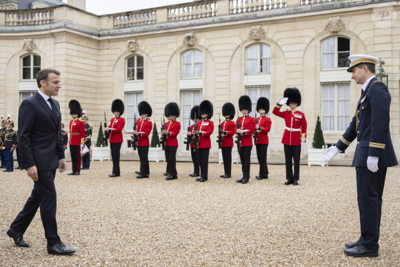 Emmanuel Macron - Les troupes britanniques se joignent aux gardes français lors d'une cérémonie spéciale au palais de l'Élysée pour célébrer 120 ans "d'entente cordiale" le 8 avril 2024. © Eliot Blondet / Pool / Bestimage