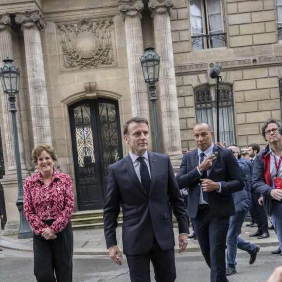Emmanuel Macron - Les troupes britanniques se joignent aux gardes français lors d'une cérémonie spéciale au palais de l'Élysée pour célébrer 120 ans "d'entente cordiale" le 8 avril 2024. © Eliot Blondet / Pool / Bestimage