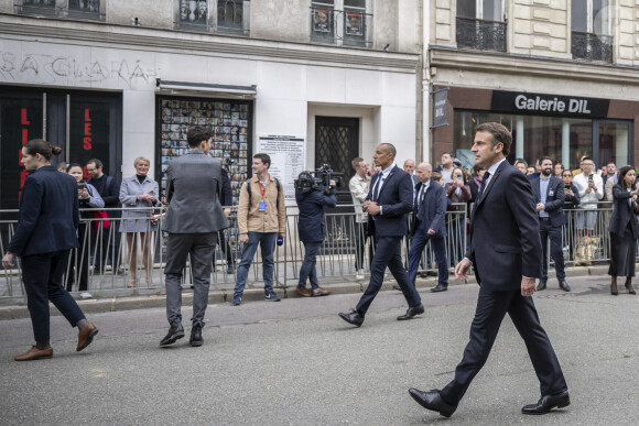 Emmanuel Macron - Les troupes britanniques se joignent aux gardes français lors d'une cérémonie spéciale au palais de l'Élysée pour célébrer 120 ans "d'entente cordiale" le 8 avril 2024. © Eliot Blondet / Pool / Bestimage