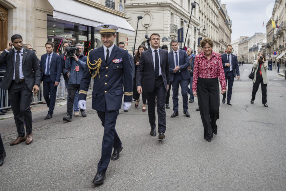 Emmanuel Macron - Les troupes britanniques se joignent aux gardes français lors d'une cérémonie spéciale au palais de l'Élysée pour célébrer 120 ans "d'entente cordiale" le 8 avril 2024. © Eliot Blondet / Pool / Bestimage