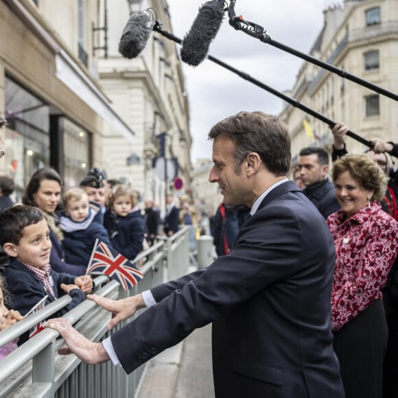 Emmanuel Macron - Les troupes britanniques se joignent aux gardes français lors d'une cérémonie spéciale au palais de l'Élysée pour célébrer 120 ans "d'entente cordiale" le 8 avril 2024. © Eliot Blondet / Pool / Bestimage