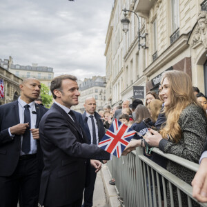Emmanuel Macron - Les troupes britanniques se joignent aux gardes français lors d'une cérémonie spéciale au palais de l'Élysée pour célébrer 120 ans "d'entente cordiale" le 8 avril 2024. © Eliot Blondet / Pool / Bestimage