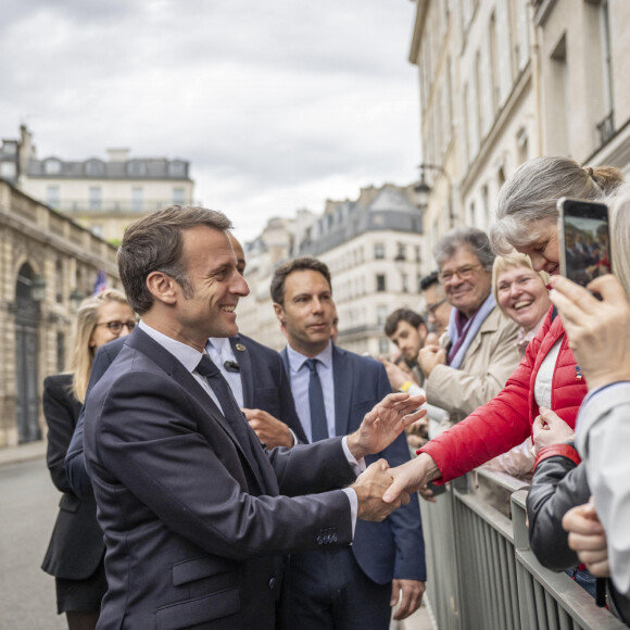 Le 8 avril 2024, les célèbres troupes britanniques ont ramené leurs bonnets en poil d'ours en nos frontières pour se joindre aux gardes français.
Emmanuel Macron - Les troupes britanniques se joignent aux gardes français lors d'une cérémonie spéciale au palais de l'Élysée pour célébrer 120 ans "d'entente cordiale" le 8 avril 2024. © Eliot Blondet / Pool / Bestimage