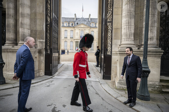 Les troupes britanniques se joignent aux gardes français lors d'une cérémonie spéciale au palais de l'Élysée pour célébrer 120 ans "d'entente cordiale" le 8 avril 2024. © Eliot Blondet / Pool / Bestimage