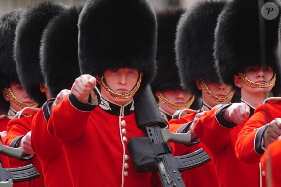 Relève de la garde, avec la garde républicaine de la gendarmerie française pour commémorer le 120e anniversaire de l'Entente cordiale, au palais Buckingham à Londres. Le 8 avril 2024.