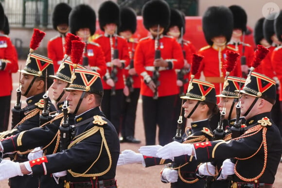 C'est un évènement historique qui célèbre les liens tissés entre la France et le Royaume-Uni.
Relève de la garde, avec la garde républicaine de la gendarmerie française pour commémorer le 120e anniversaire de l'Entente cordiale, au palais Buckingham à Londres.