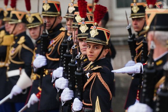 Relève de la garde, avec la garde républicaine de la gendarmerie française pour commémorer le 120e anniversaire de l'Entente cordiale, au palais Buckingham à Londres. Le 8 avril 2024.