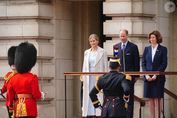 La duchesse Sophie et le duc Edward d'Edimbourg - Relève de la garde, avec la garde républicaine de la gendarmerie française pour commémorer le 120e anniversaire de l'Entente cordiale, au palais Buckingham à Londres. Le 8 avril 2024.