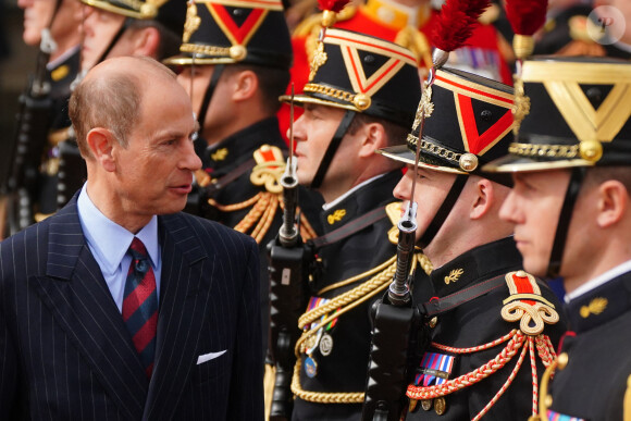 Le duc Edward d'Edimbourg - Relève de la garde, avec la garde républicaine de la gendarmerie française pour commémorer le 120e anniversaire de l'Entente cordiale, au palais Buckingham à Londres. Le 8 avril 2024.